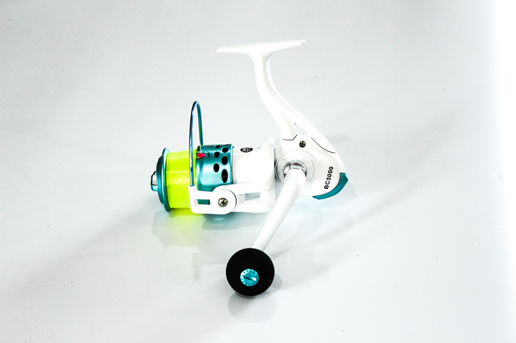 Fishing reel for spinning